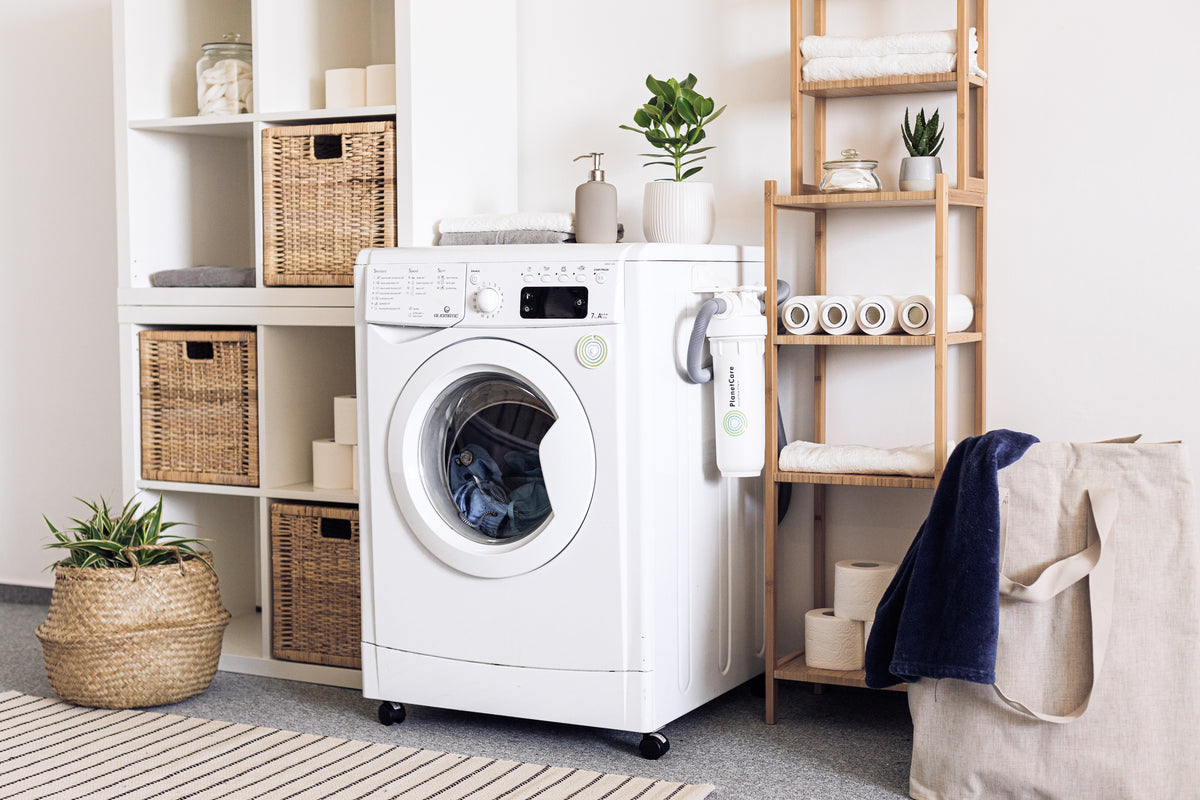 wasmachine in washok met kasten en wasmand