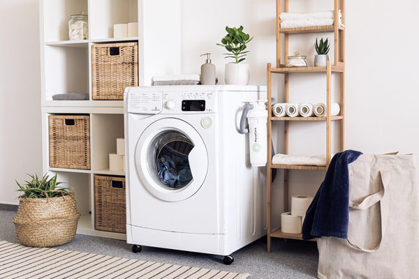 wasmachine in washok met kasten en wasmand